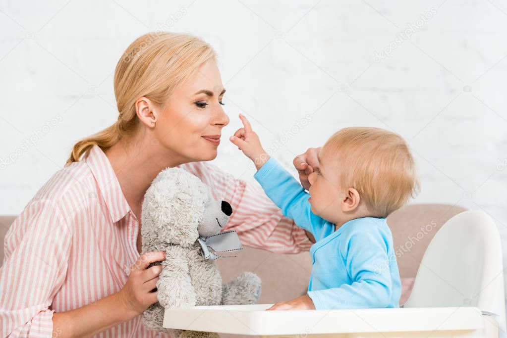Birden fazla kedi besleme alanında